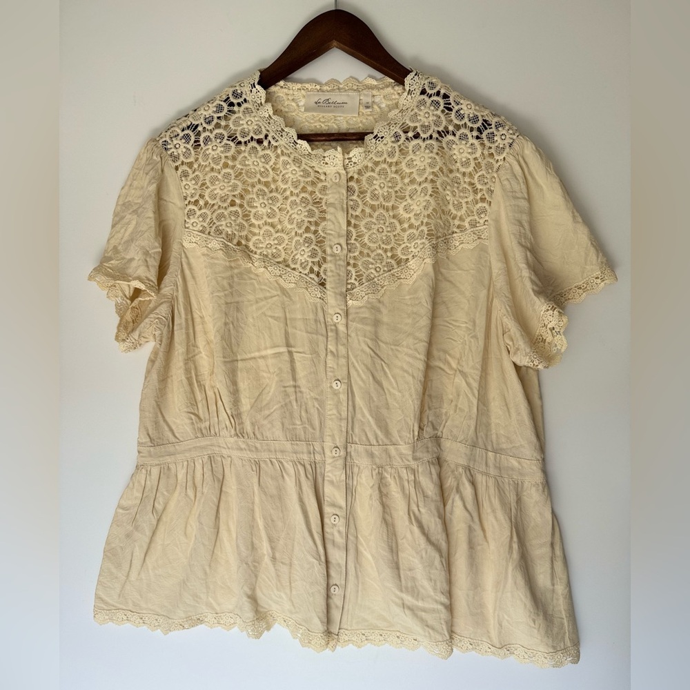 La Bellum Hillary Scott Ivory Crew Neck Blouse Lace Trim & Gathered waist 1X